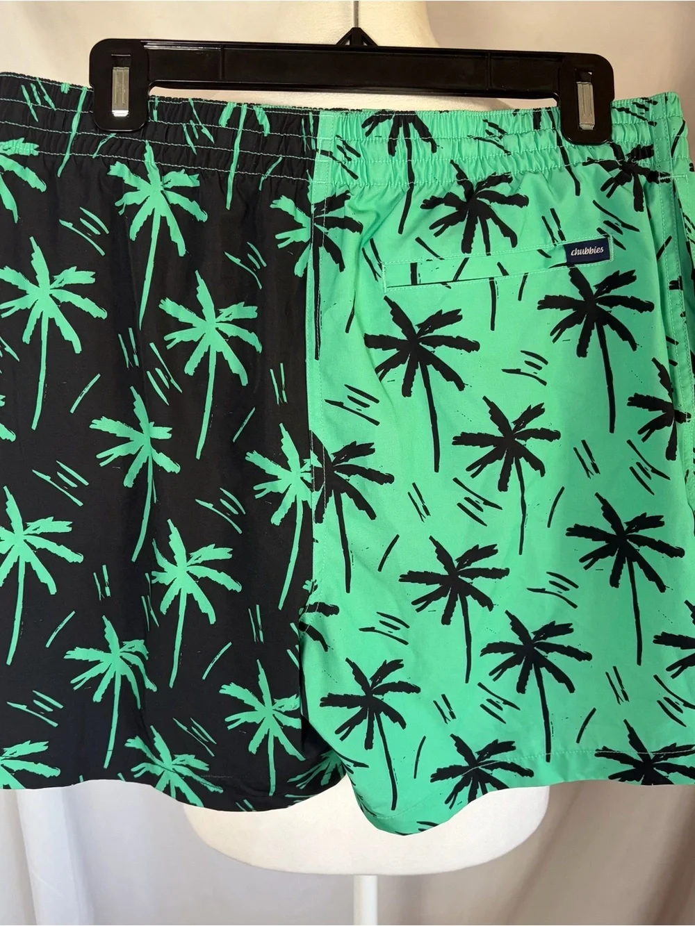 Chubbies Men’s 5.5” Split Palm-Print Swim Shorts in Black & Mint Size Large